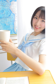 藏在办公桌底下的女人